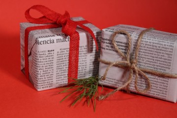 Geschenke, weilche mit Zeitungspapier eingepackt wurden