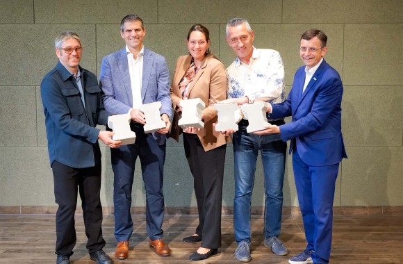 Gruppenfoto mit Vertretern von Linz AG Abfall, Brantner green solutions, TU Wien, Wopfinger Transportbeton und der MA 48. Alle Personen halten ein Gesteinsmuster in der Hand.