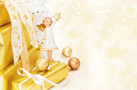 Weiß-goldenes Baummuster. Links sind Geschenke gestapelt, ein weißer Weihnachtsbaum und ein Engel.