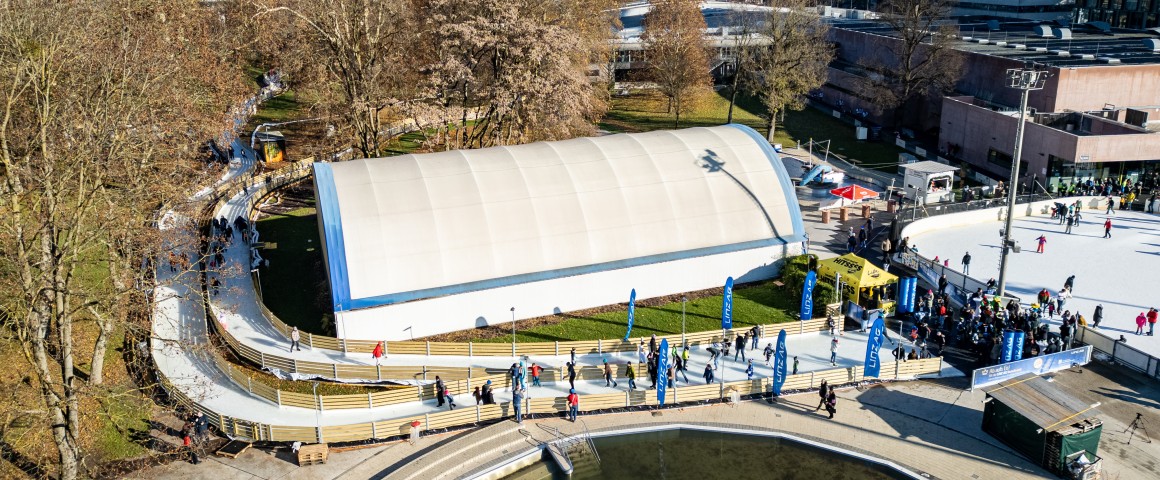 Blick von oben auf den Eislaufweg