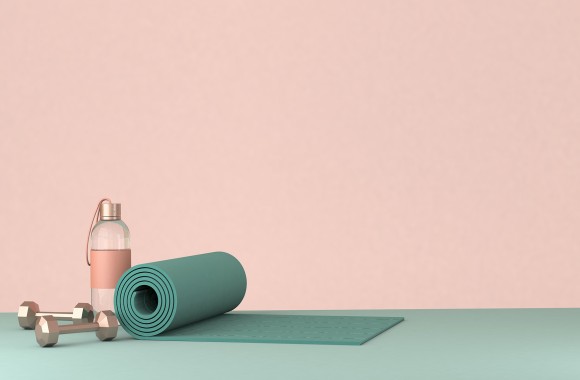 Foto von Yogamatte, Trinkflasche und Hanteln