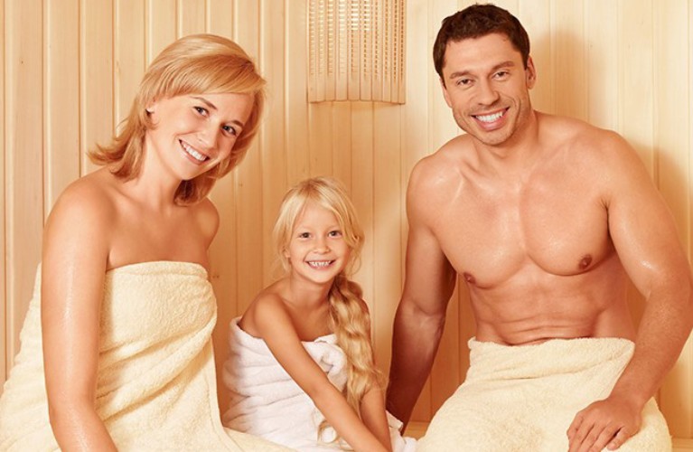 Familie in Sauna