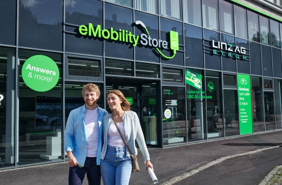 Ein Pärchen vor dem eMobility Store.