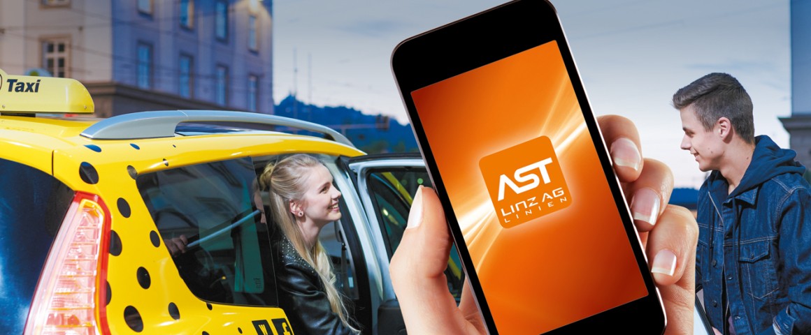 Ein Handy mit der AST-App wird vor eine, sich unterhaltende Menschenmenge gehalten.