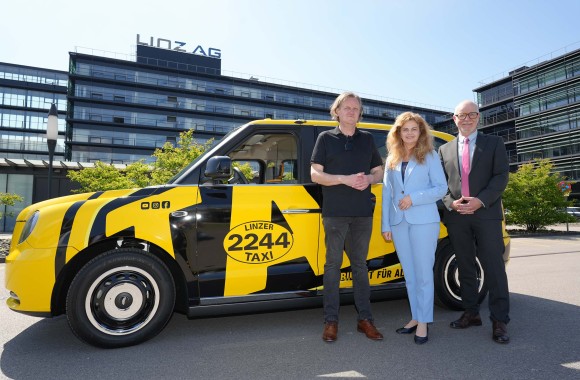 Ein rollstuhlgerechtes Anruf-Sammel-Taxi parkt vor dem Linz AG-Center, davor stehen Robert Neuhold (CC Taxicenter GmbH), Jutta Rinner und Christian Jungwirth (Linz AG Linien)