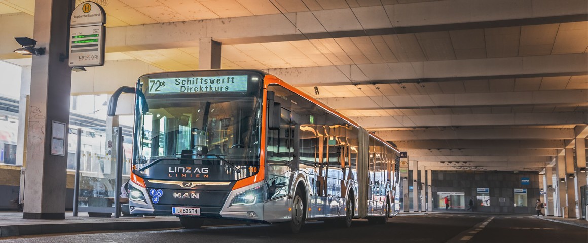 Ein Bus der Linie 72 der Linz AG Linien an der Haltestelle im Busterminal am Linzer Hauptbahnhof