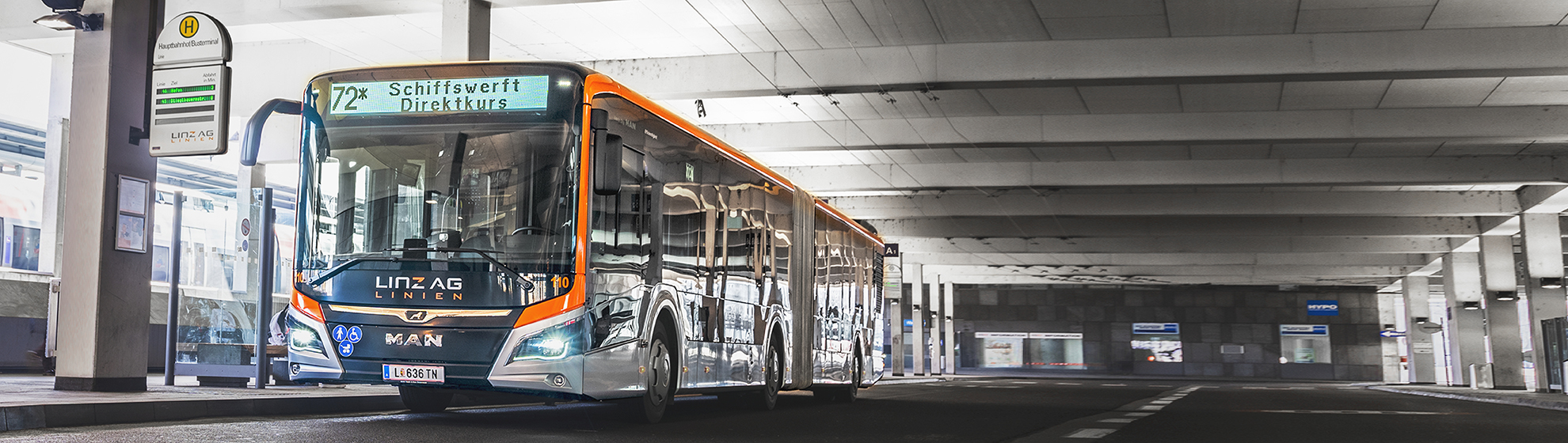 Ein Bus der Linie 72 der Linz AG Linien an der Haltestelle im Busterminal am Linzer Hauptbahnhof