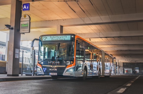 Ein Bus der Linie 72 der Linz AG Linien an der Haltestelle im Busterminal am Linzer Hauptbahnhof