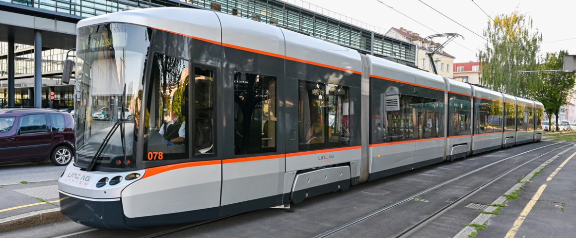 Straßenbahn steht an der Haltestelle Wifi/Linz AG