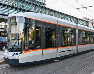 Straßenbahn steht an der Haltestelle Wifi/Linz AG