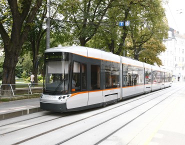 Straßenbahn fährt durch Linz