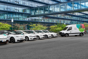 Alle Fahrzeuge des tim Fuhrparks stehen nebeneinander vor der Linz AG-Zentrale.