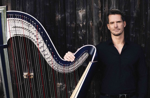 Der Musiker Xavier De Maistre steht neben seiner Harfe. Copyright: Nikolaj Lund