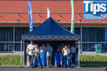 Kunden beim Linz AG Vorteilswelt-Zelt vor der TipsArena Linz