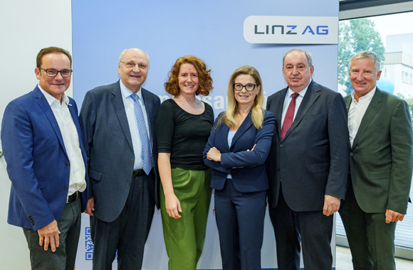 Gruppenfoto der Referent*innen des Nachhaltigkeitssymposiums 2025 sowie Generaldirektor Haider, Norbert Breitschopf und Bernd Fraisais von der Linz AG und der Moderatorin Christa Kummer