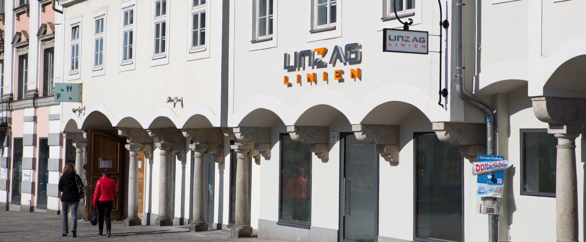 Ansicht des LINZ AG LINIEN-Infocenters am Linzer Hauptplatz