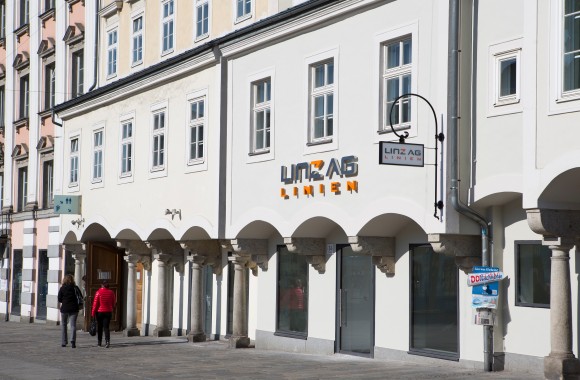 Ansicht des LINZ AG LINIEN-Infocenters am Linzer Hauptplatz