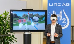 LINZ AG-Wasserstoffbeauftragter DI Dominik Matheisl, BSc testet die VR-Brille, bevor sie auf der H2 Convention am LINZ AG-Ausstellungsstand der Öffentlichkeit zugänglich gemacht wird.