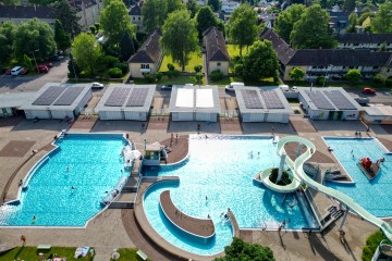 Eine neue von der LINZ AG errichtete Photovoltaik-Anlage befindet sich auf den Dächern der Wellnessoase Hummelhof.