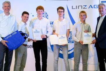 Direktor Mag. Andreas Pree (r.), LINZ AG-Vorstandsdirektor DI Josef Siligan (l.) und DI Dominik Matheisl, Wasserstoffbeauftragter der LINZ AG freuen sich mit dem Projektteam. 