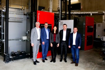 LINZ AG-Energie-Vorstand Mag. DI Josef Siligan, Mag. Johannes A. Wöckinger, MBA (GF Schachinger Logistik Gruppe), DIin Tamara Ornetzeder, BSc (Projektleiterin LINZ AG), Dr. Ehrenfried Werderits (GF Schachinger Logistik Gruppe) und D-Wirt.I. (BA) Manfred Föderl (GF LINZ STROM GAS WÄRME GmbH) im neuen Kesselhaus.