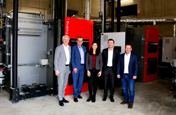 LINZ AG-Energie-Vorstand Mag. DI Josef Siligan, Mag. Johannes A. Wöckinger, MBA (GF Schachinger Logistik Gruppe), DIin Tamara Ornetzeder, BSc (Projektleiterin LINZ AG), Dr. Ehrenfried Werderits (GF Schachinger Logistik Gruppe) und D-Wirt.I. (BA) Manfred Föderl (GF LINZ STROM GAS WÄRME GmbH) im neuen Kesselhaus.