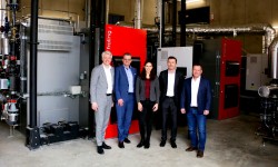 LINZ AG-Energie-Vorstand Mag. DI Josef Siligan, Mag. Johannes A. Wöckinger, MBA (GF Schachinger Logistik Gruppe), DIin Tamara Ornetzeder, BSc (Projektleiterin LINZ AG), Dr. Ehrenfried Werderits (GF Schachinger Logistik Gruppe) und D-Wirt.I. (BA) Manfred Föderl (GF LINZ STROM GAS WÄRME GmbH) im neuen Kesselhaus.