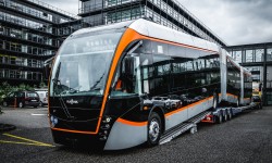 Neuer E-Bus berührt erstmals Linzer Boden.