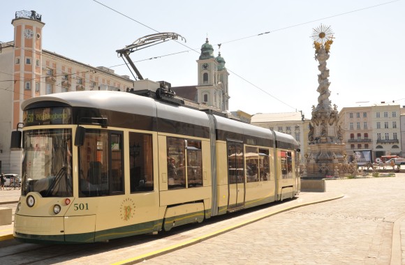 Die Pöstlingbergbahn am Hauptplatz von Linz.