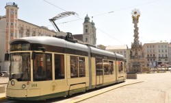 Die Pöstlingbergbahn am Hauptplatz von Linz.