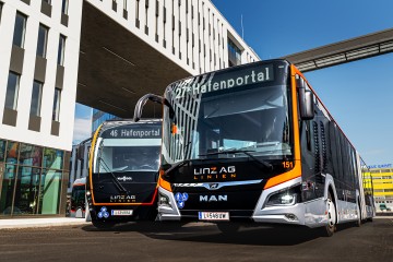 Ein Bus und Obus stehen im Hafenportal.