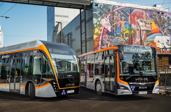 Ein Bus und ein Obus der LINZ AG LINIEN stehen im Hafenportal.