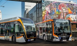 Ein Bus und ein Obus der LINZ AG LINIEN stehen im Hafenportal.