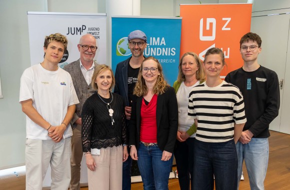 Die Projektpartner des Jugendprojekts Citysurfer stehen vor Rollups und lächeln in die Kamera