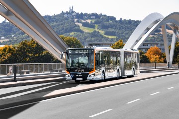 Ein Bus der LINZ AG Linien fährt über die Eisenbahnbrücke.