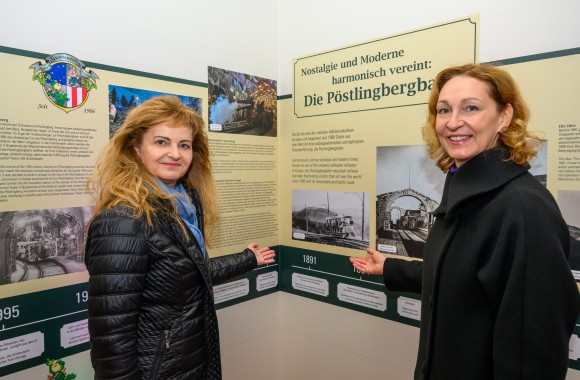 Dr. Jutta Rinner, MBA und Barbara Kaiser-Anzinger, MBA in der Wartehalle des Bergbahnhofs.