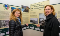 Dr. Jutta Rinner, MBA und Barbara Kaiser-Anzinger, MBA in der Wartehalle des Bergbahnhofs.