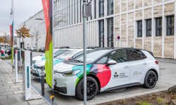 Auch beim Linzer Volksgarten stehen Fahrzeuge der tim-Flotte bereit.