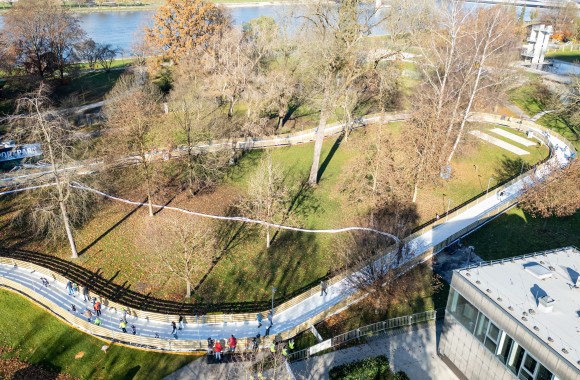 Blick von oben auf den Eislaufweg im Parkbad.