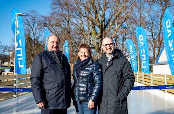 LINZ AG-Generaldirektor DI Erich Haider, Vizebürgermeisterin Karin Hörzing und geschäftsführender Vizebürgermeister Dietmar Prammer bei der Eröffnung des neuen Eislaufwegs im Parkbad-Freigelände.