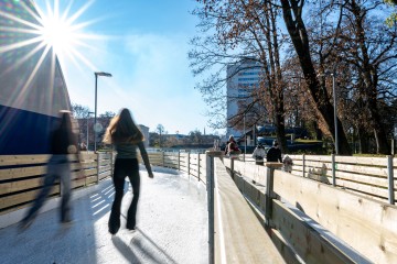 Eislaufbegeisterte am neuen Eislaufweg in der Fitnessoase Parkbad.