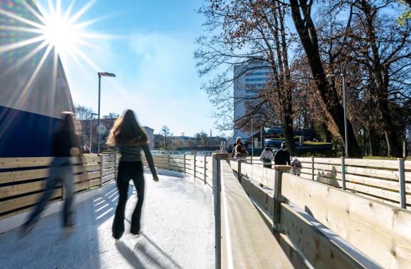 Eislaufbegeisterte am neuen Eislaufweg in der Fitnessoase Parkbad.