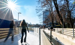 Eislaufbegeisterte am neuen Eislaufweg in der Fitnessoase Parkbad.