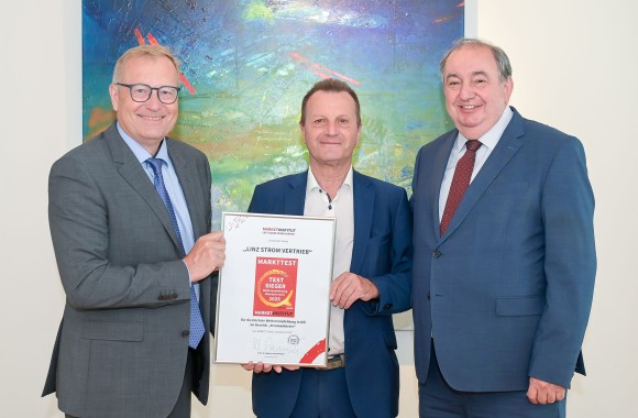 Gruppenfoto mit Werner Beutelmeyer, Institutsvorstand des Linzer Market Instituts, Linz AG-Energievertriebsleiter Peter Steinberger und Generaldirektor Erich Haider. Herr Steinberger und Herr Beutelmeyer halten das Zertifikat für den Market Quality Award in Händen.