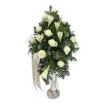 grünes Bukett mit unterschiedlichen weißen Blumen und weißer Schleife