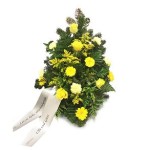 grünes Bukett mit unterschiedlichen gelben Blumen und weißer Schleife