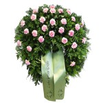grüner Kranz mit rosa Nelken und grüner Schleife mit Aufschrift "Liebe letzte Grüße"