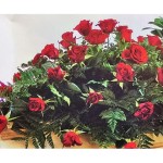 Sarggesteck mit vielen roten Rosen