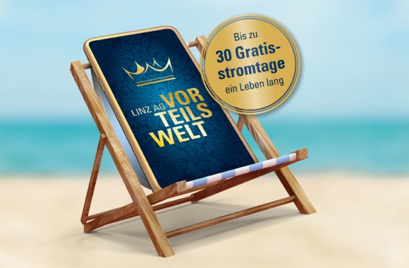 Smartphone im Liegestuhl am Strand mit Hinweis: Bis zu 30 Gratisstromtage ein Leben lang
