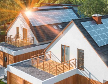 Zwei Einfamilienhäuser mit einer Photovoltaikanlage aus der Vogelperspektive